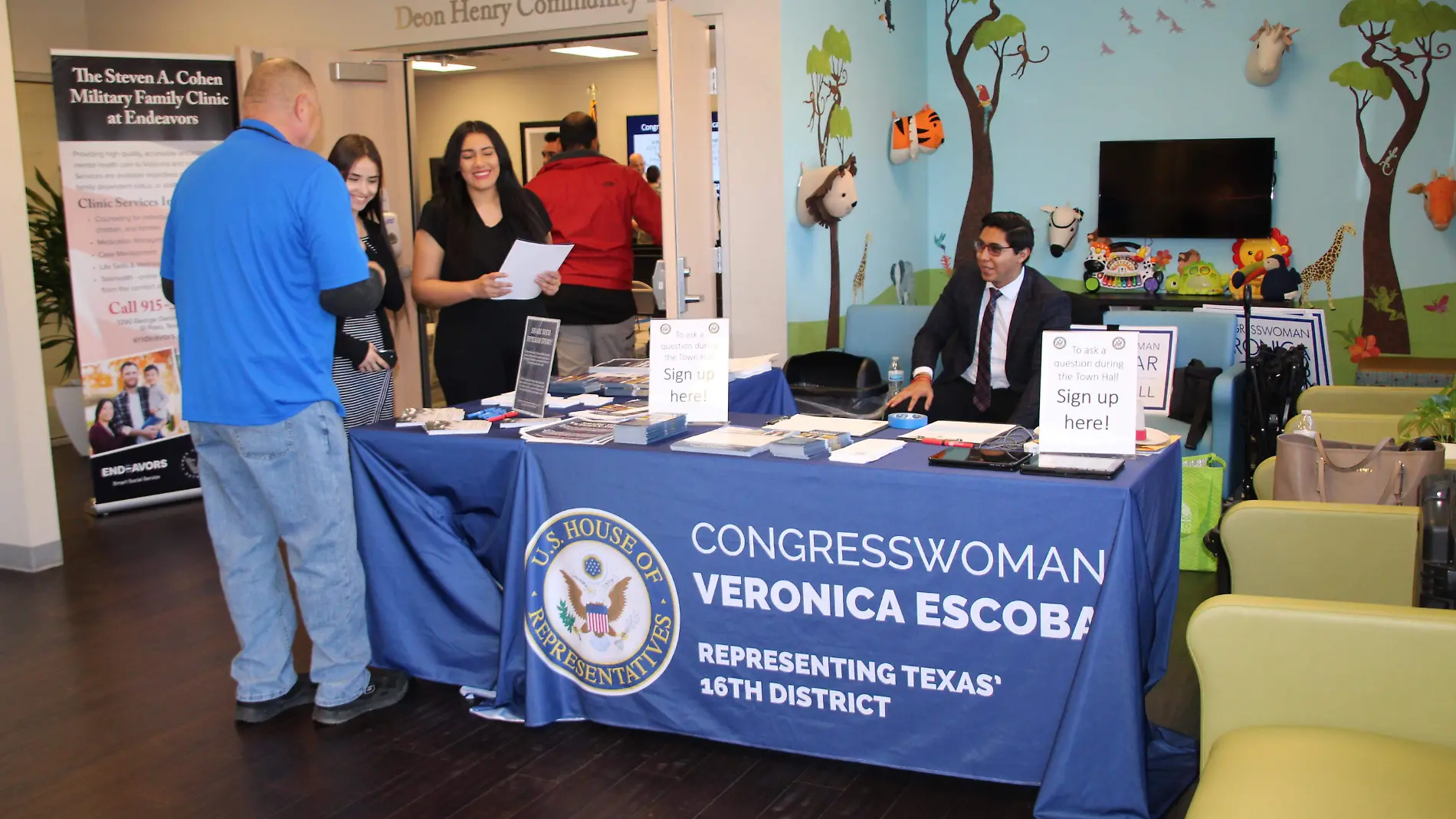 Veteranos  de El Paso se re_nen con Congresista 007